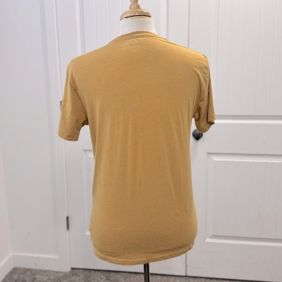 Men's Wrangler T-shirt Size M Gold Motorcycle Graphic Tee - Picture 3 of 4